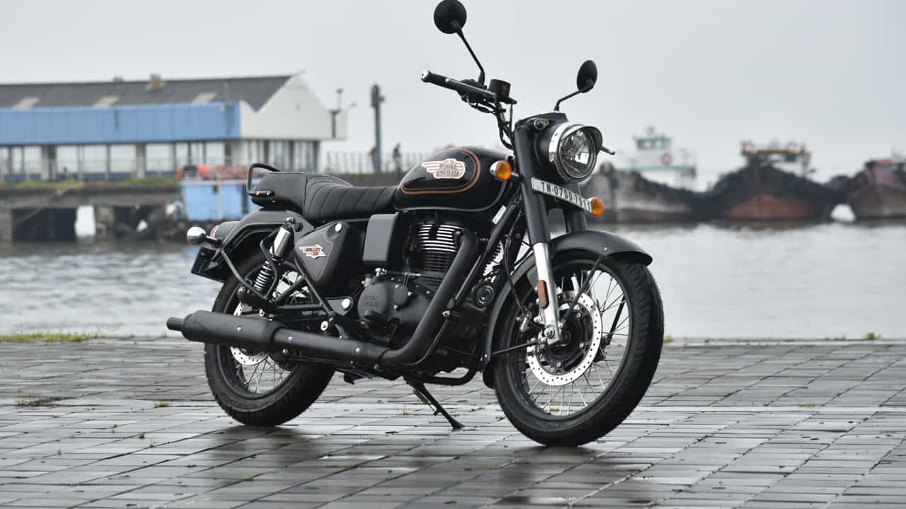 లీటరుకు ఎంత ఇస్తుంది?: సాధారణంగా Bullet 350 ఒక లీటరు పెట్రోల్కు దాదాపు 35 కిలోమీటర్ల (35 kmpl) మైలేజ్ ఇస్తుంది. 100 రూపాయల పెట్రోల్కు ఎంత ప్రయాణిస్తుంది? రూ.100 పెట్రోల్ పోయిస్తే ఈ బైక్ దాదాపు 30 కిలోమీటర్ల వరకు ప్రయాణించగలదు.. (గమనిక: రోడ్డు పరిస్థితి, ట్రాఫిక్, డ్రైవింగ్ శైలి, బైక్ మైంటెనెన్స్ ఆధారంగా మైలేజ్ మారవచ్చు).