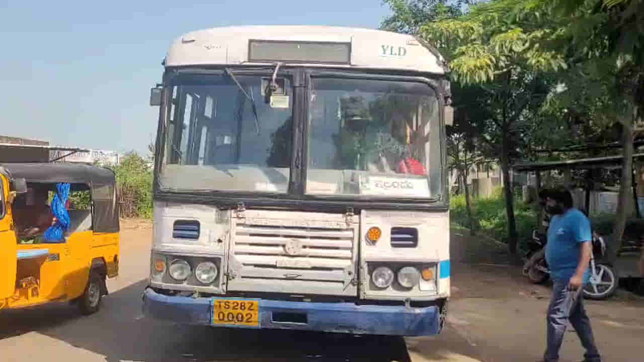 బస్సులో కబుర్లు చెప్పుకుంటూ.. ఇంటికి చేరకుండానే విషాదం.. ఏమైందంటే..?