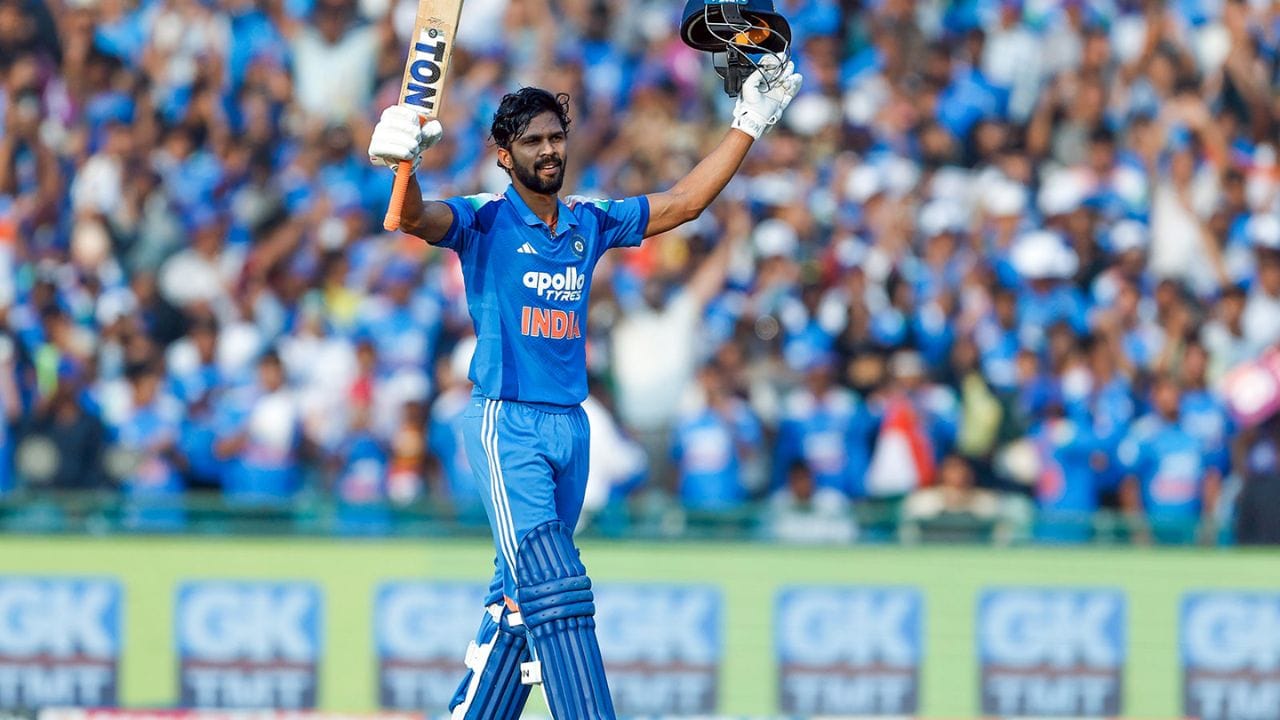 రుతురాజ్ గైక్వాడ్..: రుతురాజ్ గైక్వాడ్ వన్డేల్లో పరిమిత అవకాశాలే అందుకున్నాడు. గత ఏడాది దక్షిణాఫ్రికాతో సిరీస్లో శ్రేయస్ అయ్యర్ గైర్హాజరీతో అతడికి అవకాశం లభించింది. సిరీస్ చివరి మ్యాచ్లో శతకం సాధించినప్పటికీ ఆ తర్వాత జట్టుకు దూరమయ్యాడు. శ్రేయస్ అయ్యర్ ఆసియా క్రీడల్లో భారత జట్టుకు నాయకత్వం వహించనున్న నేపథ్యంలో గైక్వాడ్కు మళ్లీ ఛాన్స్ లభించవచ్చని అంచనా.