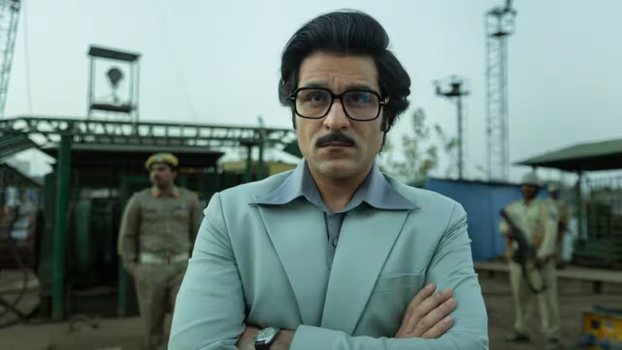 సాధారణ యాక్షన్ సిరీస్ల లాగా కేవలం ఫైట్లు, హంగామా లేకుండా పూర్తి స్థాయిలో మైండ్ గేమ్స్, చాకచక్యమైన గూఢచర్యం, మైండ్ థ్రిల్లింగ్ ఎలిమెంట్స్ ,దేశభక్తి అంశాలతో కథనాన్ని ఎంతో ఉత్కంఠభరితంగా నడిపించారు. సీక్రెట్ ఏజెంట్లు తమ ప్రాణాలను పణంగా పెట్టి దేశం కోసం చేసే త్యాగాలు, ప్లానింగ్ ,అనుక్షణం వెంటాడే ఉత్కంఠ ప్రేక్షకులను సీట్ ఎడ్జ్లో కూర్చోబెడతాయి.