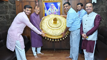 శిర్డీ సాయిబాబా భక్తుడు అరుదైనా కానుక..