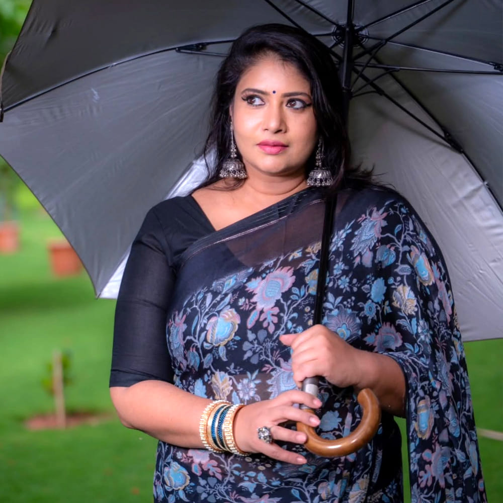 ఆ తర్వాత విజయ్ సరసన ‘రసిగన్’లో నటించడంతో తమిళ ప్రేక్షకుల్లోనూ సంఘవికి మంచి గుర్తింపు వచ్చింది. అక్కడి నుంచి తమిళంతో పాటు కన్నడ, మలయాళ సినిమాల్లోనూ అవకాశాలు అందుకుంటూ దక్షిణాది హీరోయిన్‌గా మంచి గుర్తింపు తెచ్చుకున్నారు సంఘవి.  1995లో శ్రీకాంత్ హీరోగా వచ్చిన తాజ్‌మహల్ సంఘవి కెరీర్‌లో కీలకమైన మలుపుగా నిలిచింది. ముప్పలనేని శివ దర్శకత్వం వహించిన ఈ చిత్రంలో సంఘవి ముఖ్యమైన పాత్రలో కనిపించారు. ఈ సినిమా విజయంతో తెలుగులో ఆమెకు వరుస అవకాశాలు రావడం మొదలైంది. 