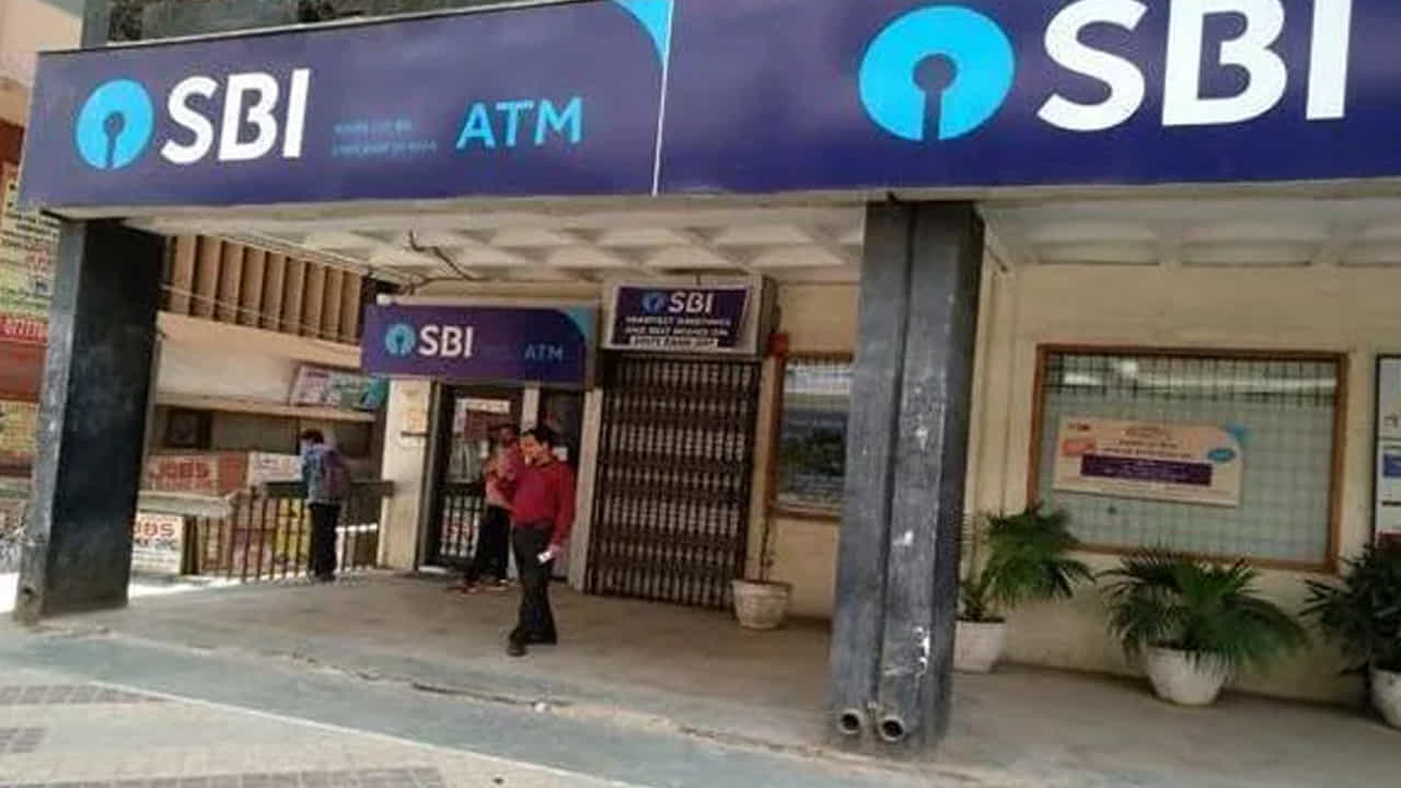 స్టేట్ బ్యాంక్ ఆఫ్ ఇండియా (SBI) తన ఫిక్స్డ్ డిపాజిట్ (FD) ఖాతాలపై 3.05 శాతం నుండి 7.15 శాతం వరకు వడ్డీ రేట్లను అందిస్తుంది. 365 రోజుల కాలపరిమితి గల ఫిక్స్డ్ డిపాజిట్ పథకాలపై ఎంత వడ్డీ లభిస్తుందో తెలుసుకుందాం. అలాగే బ్యాంకు ఫిక్స్డ్ డిపాజిట్ పథకంలో సీనియర్ సిటిజన్లకు లభించే ప్రత్యేక ప్రయోజనాల గురించి కూడా తెలుసుకుందాం.