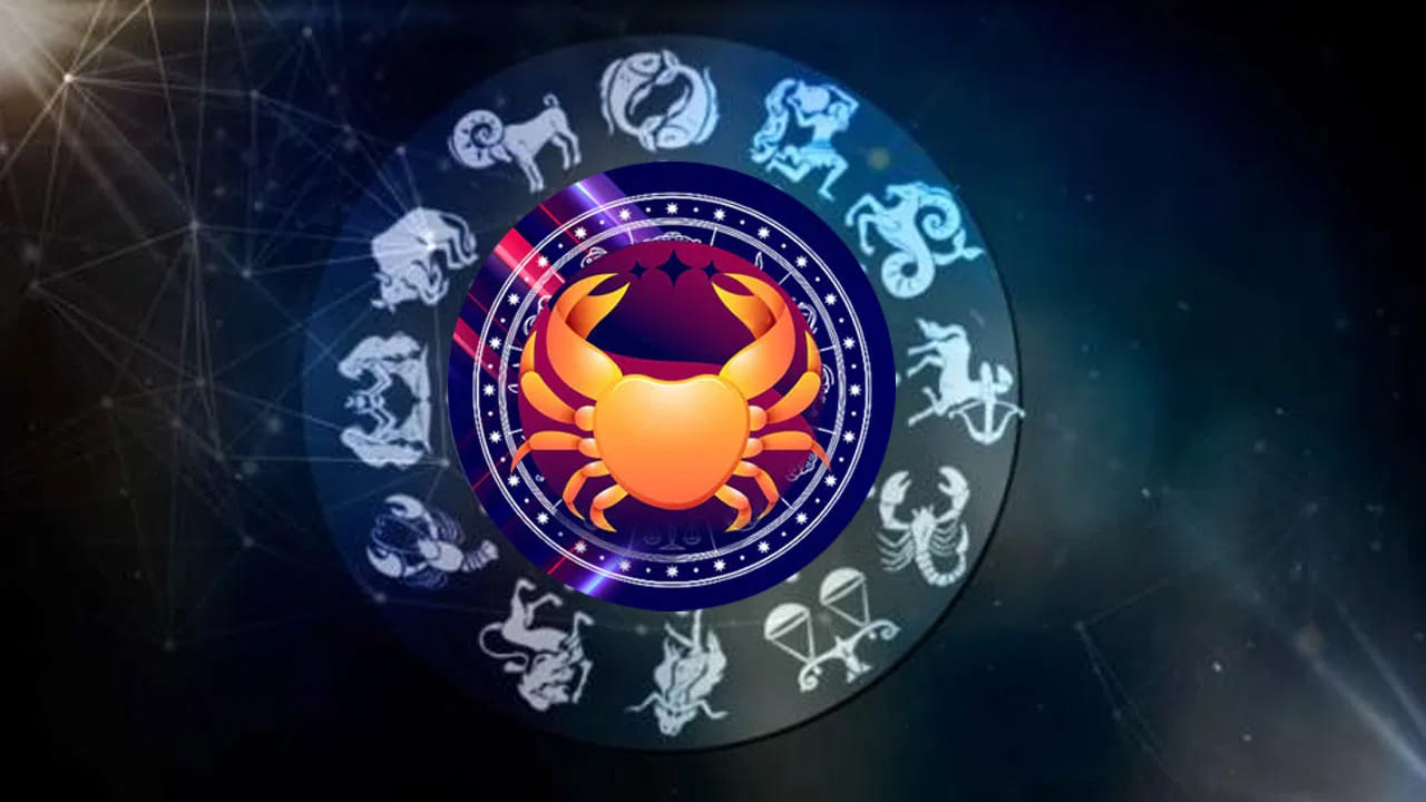 కర్కాటక రాశి : కర్కాటక రాశి వారికి బంధువుల నుంచి సమస్యలు ఎదురు అవుతాయ. అందువలన వీరు చాలా జాగ్రత్తగా ఉండాలి. నిర్ణయాలు తీసుకునే ముందు ఒకటికి రెండు సార్లు ఆలోచించాలి. కోర్టు వ్యవహారాలు వ్యతిరేకంగా వస్తాయి. అంతే కాకుండా విద్యార్థులు కూడా కష్టానికి తగిన ఫలితాలను అందుకోవడంలో వెనకబడే ఛాన్స్ ఉంది.