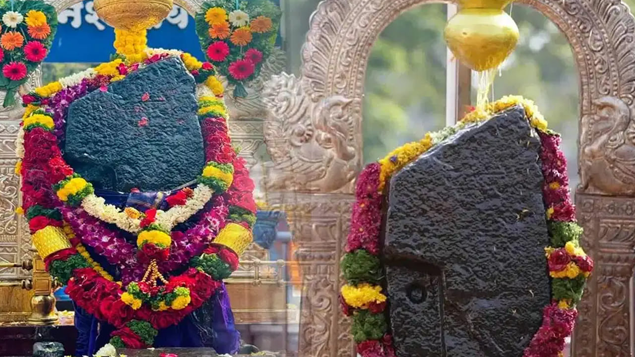 Shani Shingnapur Telugu: మహారాష్ట్రలోని ఓ గ్రామం తన ప్రత్యేకమైన సంప్రదాయంతో దేశవ్యాప్తంగా ప్రసిద్ధి చెందింది. సాధారణంగా ఇల్లు, దుకాణం మూసి బయటకు వెళ్లేటప్పుడు తాళం వేయడం సహజం. కానీ, ఈ గ్రామంలో మాత్రం చాలా కాలంగా తాళాలు వేయని సంప్రదాయం కొనసాగుతోందని చెబుతారు. ఇళ్లకే కాదు.. కొన్ని దుకాణాలు, ఇతర నిర్మాణాలకు కూడా తాళాలు లేకపోవడం ఇక్కడి ప్రత్యేకత. ఈ సంప్రదాయం వెనుక ఆ గ్రామ ప్రజలకు శని దేవుడిపై ఉన్న గాఢమైన విశ్వాసమే కారణమని స్థానికులు చెబుతారు.