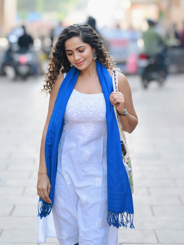 ఛార్మినార్ వీధుల్లో అందమైన విలన్.. కవ్విస్తోన్న బిగ్ బాస్ బ్యూటీ..