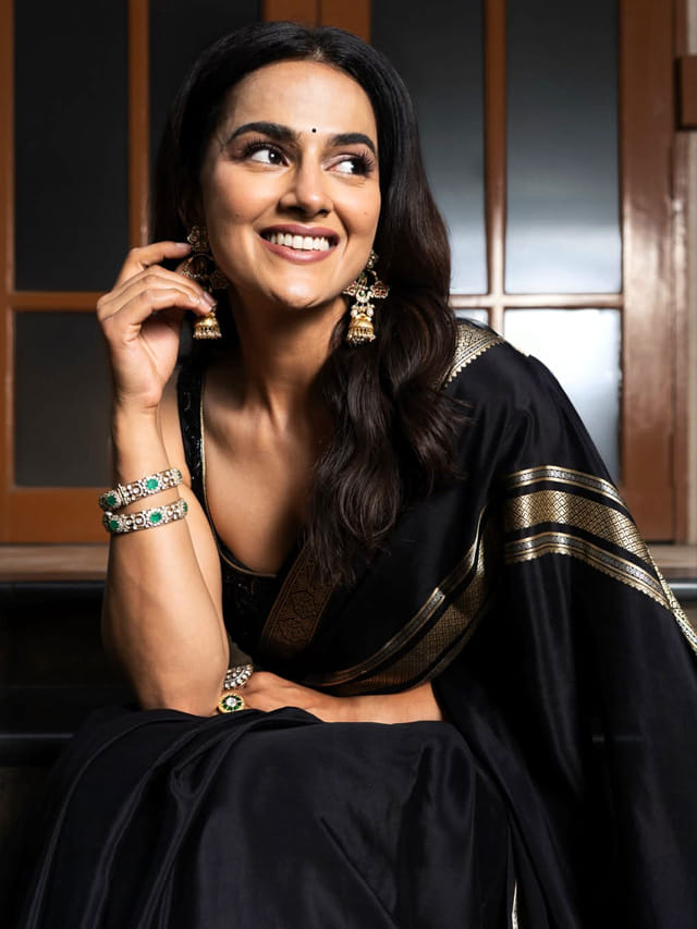 బ్లాక్ శారీ లో వయ్యారాలు ఒలకబోస్తున్న ఎంత ముద్దుగా ఉందో