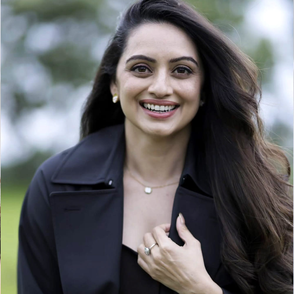 శ్రుతి మరాఠే మాట్లాడుతూ.. తన శరీరాకృతిపై గతంలో ఎన్నో రకాలుగా కామెంట్స్ చేశారని తెలిపింది. ఒకప్పుడు లావుగా ఉన్నావంటూ విమర్శించినవారే.. ఇప్పుడు సన్నగా మారిపోయావంటూ మాట్లాడుతున్నారని చెప్పింది. ప్రజలు మన శరీరాల గురించి ఇష్టమొచ్చినట్లు మాట్లాడుతుంటారు. మనం లోపల ఎలా ఫీల్ అవుతున్నామో, మనకు ఏవైనా ఆరోగ్య సమస్యలు ఉన్నాయో తెలుసుకోవడానికి వారు ప్రయత్నించరు. ఒకప్పుడు నేను చాలా లావుగా ఉన్నానని అన్నారు. ఆ కామెంట్స్ నన్ను ఎంతో ఒత్తిడికి గురిచేశాయి. ఇప్పుడు నేను చాలా సన్నగా మారిపోయానని అంటున్నారు.