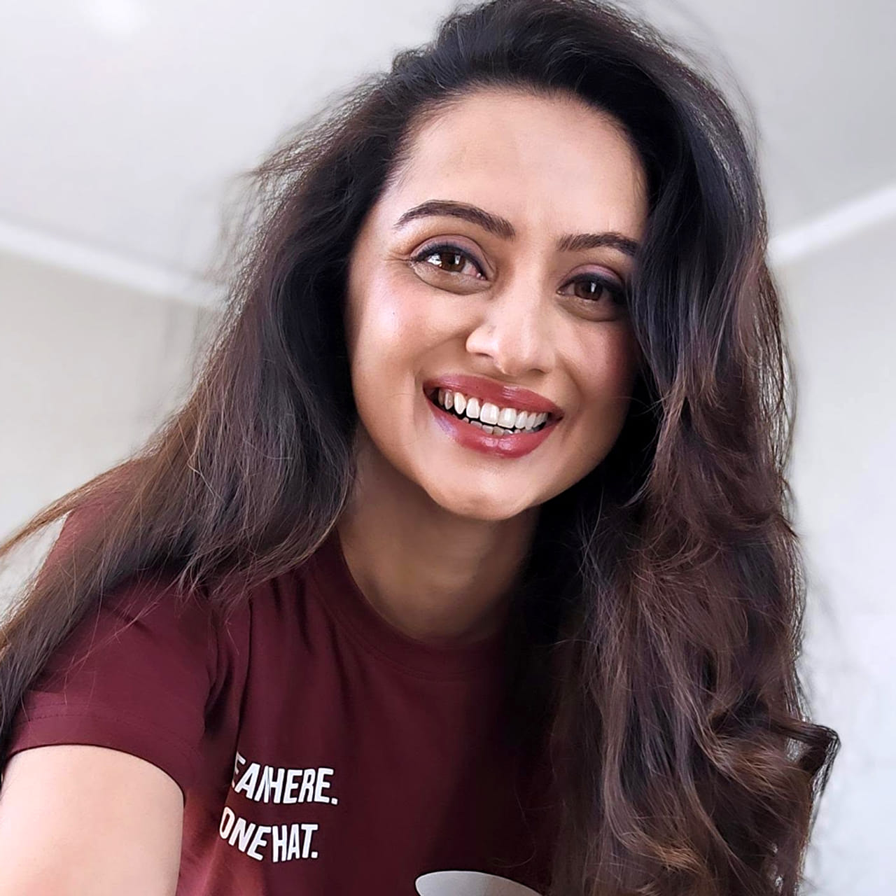 సినీ తారల వ్యక్తిగత జీవితాలు, వారి లుక్స్, ఫిట్నెస్ గురించి సోషల్ మీడియాలో నిత్యం చర్చ జరుగుతూనే ఉంటుంది. ముఖ్యంగా హీరోయిన్ల శరీరాకృతిపై కొందరు నెటిజన్లు చేసే కామెంట్స్ తీవ్ర విమర్శలకు దారితీస్తుంటాయి. అయితే ఈ ట్రోలింగ్ ప్రభావం సెలబ్రిటీల మానసిక ఆరోగ్యంపై ఎంతగా ఉంటుందో తాజాగా నటి శ్రుతి మరాఠే చేసిన వ్యాఖ్యలు మరోసారి చర్చనీయాంశంగా మారాయి. మరాఠీ చిత్ర పరిశ్రమలో తనకంటూ ప్రత్యేక గుర్తింపు తెచ్చుకున్న నటి శ్రుతి మరాఠే.