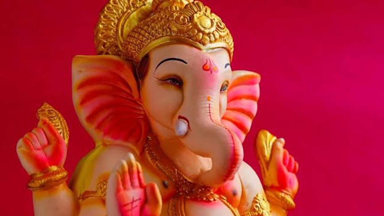 ఇది గమనించిన హాస్టల్ వార్డెన్ శకుంతల.. ఆ మూషికానికి నమస్కరించారు. దాని నుదుటన బొట్టు పెట్టారు. అయినా ఎక్కడ మెరుపు లేకుండా అక్కడే కూర్చుని అన్ని సేవలు అందుకుంది ఆ మూషికం.