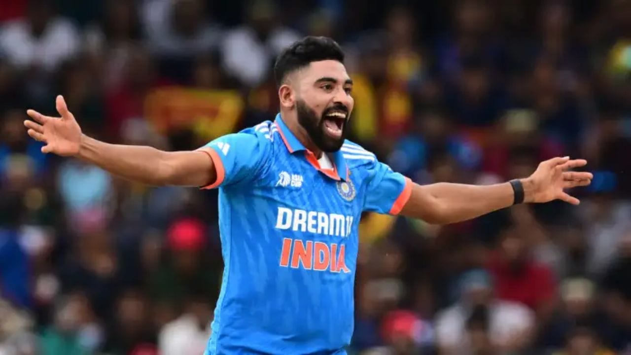 మహ్మద్ సిరాజ్..: మహ్మద్ సిరాజ్ ఈ ఏడాది ఆరంభంలో న్యూజిలాండ్తో వన్డే సిరీస్ ఆడాడు. ఆ తర్వాత అఫ్గానిస్థాన్, ఇంగ్లాండ్ వన్డే సిరీస్లకు ఎంపిక కాలేదు. ఆసియా క్రీడల కోసం జస్ప్రీత్ బుమ్రా అందుబాటులో లేకపోతే, సిరాజ్ అనుభవాన్ని పరిగణనలోకి తీసుకునే అవకాశం ఉందని నివేదిక తెలిపింది.
