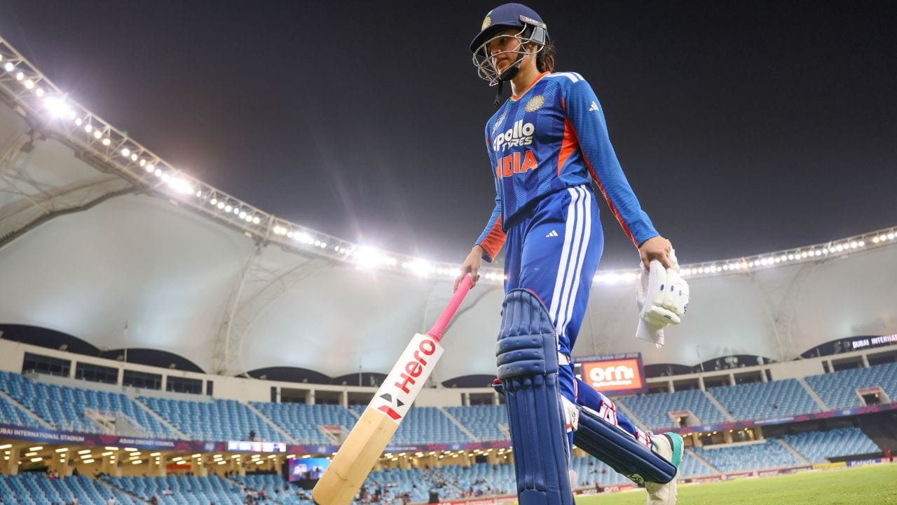 మిథాలీ రికార్డును అధిగమించి..: మంధాన 10,880 అంతర్జాతీయ పరుగులతో అగ్రస్థానంలో నిలిచింది. మిథాలీ రాజ్ 10,868 పరుగులతో రెండో స్థానంలో ఉంది. సుజీ బేట్స్ 10,740 పరుగులతో మూడో స్థానంలో కొనసాగుతోంది.