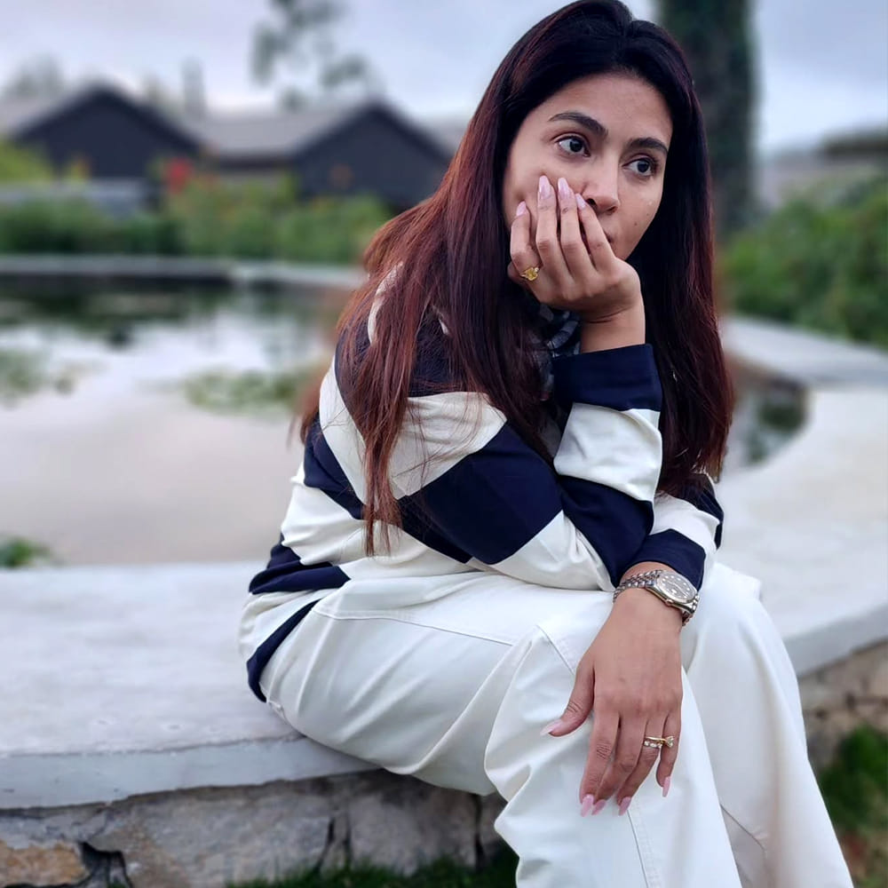 ముఖ్యంగా కుటుంబ ప్రేక్షకుల్లో స్నేహకు ప్రత్యేకమైన క్రేజ్ ఏర్పడింది. అయితే స్నేహ కెరీర్లో జరిగిన ఓ సంఘటన ఆమెను కుంగదీసిందట. కెరీర్ మంచి స్థాయిలో కొనసాగుతున్న సమయంలో తాను ఓ ప్రమాదానికి గురైనట్లు స్నేహ తెలిపారు. ఆ ప్రమాదంలో చేతులు, కాళ్లు, వీపు భాగాల్లో తీవ్ర గాయాలయ్యాయని.. దాదాపు ఎనిమిది నెలల పాటు మంచానికే పరిమితం కావాల్సి వచ్చిందని తెలిపారు. కదలడానికి కూడా వీలు లేని పరిస్థితుల్లో ఆ రోజులు ఎంతో కష్టంగా గడిచాయని స్నేహ గుర్తుచేసుకున్నారు.