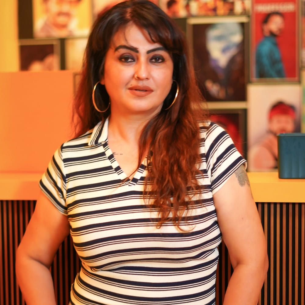 సినీ పరిశ్రమలో నటీనటులు ఎదుర్కొనే ఇబ్బందులు, వ్యక్తిగత అనుభవాలు అప్పుడప్పుడు చర్చనీయాంశంగా మారుతుంటాయి. ముఖ్యంగా తమ కెరీర్‌లో ఎదురైన చేదు అనుభవాల గురించి నటీనటులు బహిరంగంగా మాట్లాడినప్పుడు ఆ వ్యాఖ్యలు సోషల్ మీడియాలో వైరల్ అవుతుంటాయి. తాజాగా దక్షిణాది నటి సోనా హైడెన్ చేసిన వ్యాఖ్యలు కూడా సినీ వర్గాల్లో చర్చకు దారితీశాయి. ప్రముఖ తమిళ కమెడియన్ వడివేలుతో కలిసి నటించడానికి వచ్చిన ఏకంగా 16 సినిమా అవకాశాలను తాను తిరస్కరించినట్లు ఆమె వెల్లడించారు. ఇంతకీ ఆమె ఎందుకు ఆ అవకాశాలను వదులుకున్నారు? అసలు ఏం జరిగింది?