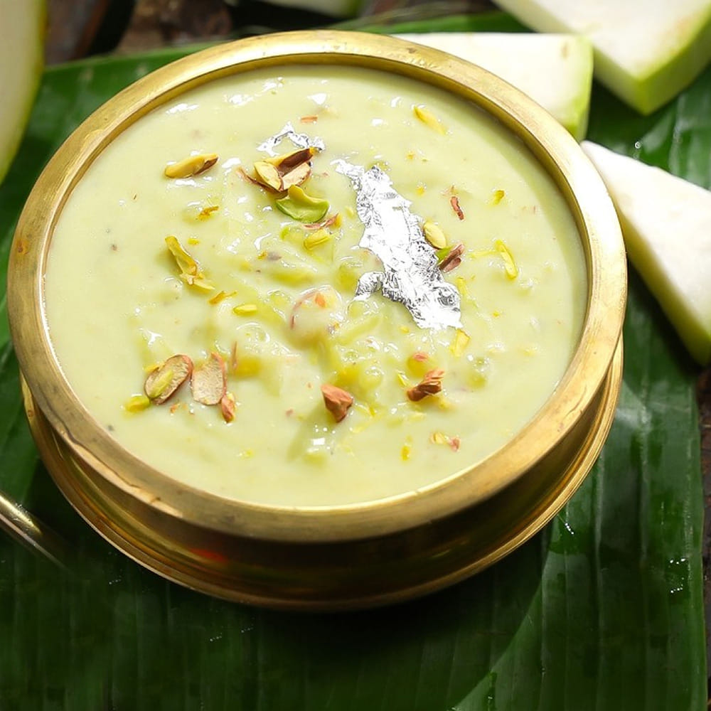 సొరకాయ చక్కగా వేగిన తర్వాత కాచి చల్లార్చిన అర లీటరు చిక్కటి పాలను పోసి బాగా కలపాలి. ఆ వెంటనే ముందుగా 4 గంటల పాటు నానబెట్టి ఉంచుకున్న అరకప్పు సగ్గుబియ్యాన్ని కూడా వేయాలి. సగ్గుబియ్యం ఇప్పటికే బాగా నాని ఉండటం వల్ల పాలల్లో చాలా త్వరగా, సాఫ్ట్‌గా ఉడికిపోతాయి. మంటను మీడియం ఫ్లేమ్‌లో ఉంచి సగ్గుబియ్యం ముత్యాల్లా పారదర్శకంగా మారే వరకు ఉడికించాలి.

