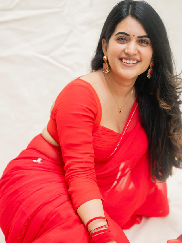 ఎర్ర కోకలో శ్రద్ధగా స్రవంతి అందాల ఆరబోత.. షేక్ చేస్తున్న పిక్స్