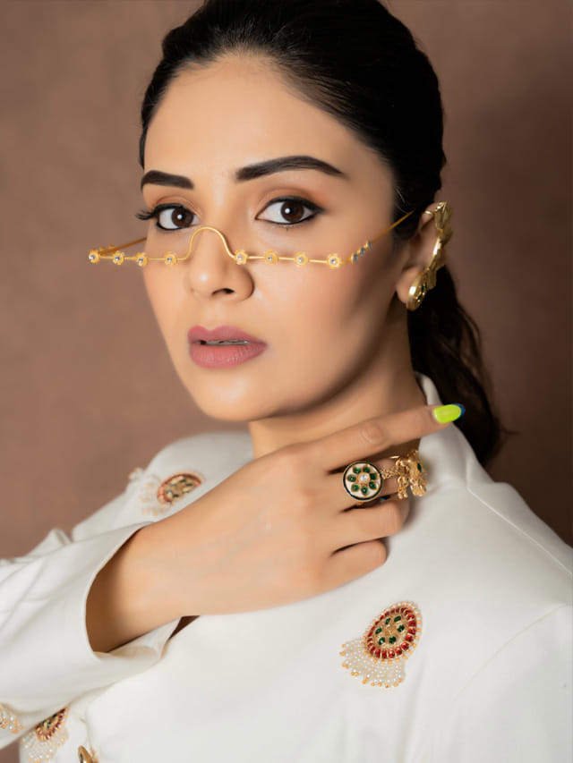ట్రెండీ లుక్స్ తో టెంప్ట్ చేస్తునం శ్రీముఖి