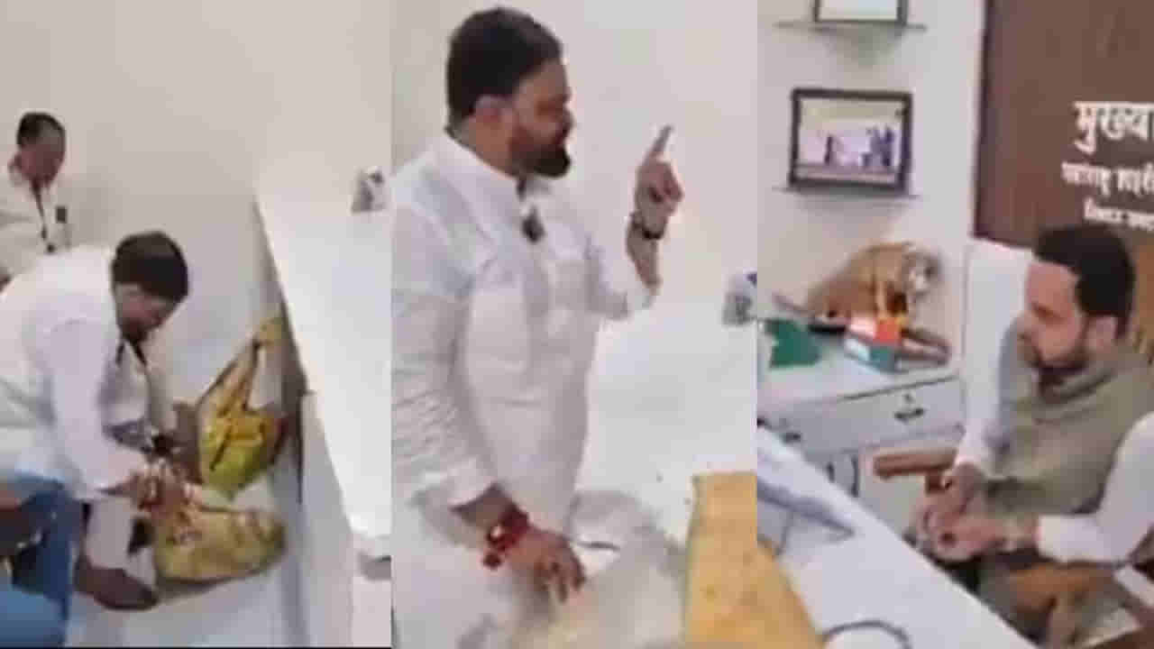 Watch: ఫిర్యాదు చేస్తే పట్టించుకోలేదని.. అధికారి టేబుల్పై కుక్కలను వదిలిన స్థానికులు!