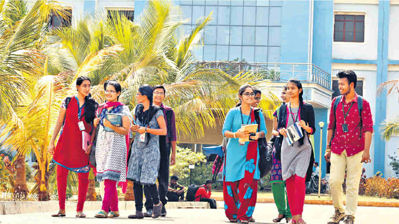 Telangana: ఫీజు చెల్లించలేదని ఒరిజినల్ సర్టిఫికేట్స్ అపొద్దు.. తెలంగాణ హైకోర్టు కీలక ఆదేశాలు..