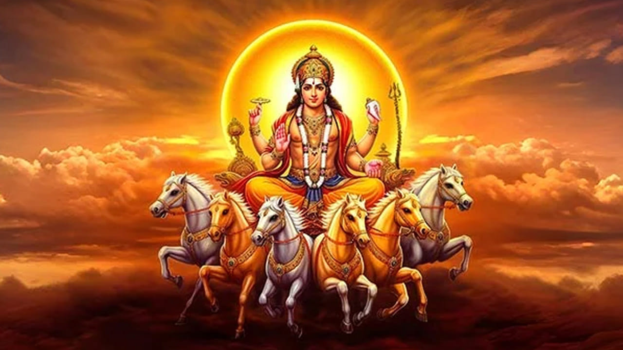 గ్రహ రాజైన రవి గ్రహం ఈ నెల(సెప్టెంబర్) 16 నుంచి అక్టోబర్ 16 వరకు తనకు మిత్ర క్షేత్రమైన కన్యారాశిలో సంచారం ప్రారంభించడం జరుగుతుంది. రవికి కన్యా రాశి సంచారం వల్ల బలం పెరుగుతుంది. ఈ రాశిలో ఉన్నంత వరకు కొన్ని రాశులకు ఊహించని ఆదాయాన్ని, అధికారాన్ని అనుగ్రహించడం జరుగుతుంది. ఆదాయం పెరగడం, ఐశ్వర్యం కలగడంతో పాటు తప్పకుండా జనాకర్షణను, పేరు ప్రఖ్యాతులను పెంచే అవకాశం ఉంటుంది. వృషభం, కర్కాటకం, సింహం. వృశ్చికం, ధనుస్సు, మకర రాశులకు అత్యంత అనుకూలమైన కన్యా రాశిలో రవి మరింత శక్తిమంతంగా వ్యవహరిస్తూ ఈ రాశుల వారికి శుభ ఫలితాలను ఇవ్వడం జరుగుతుంది.