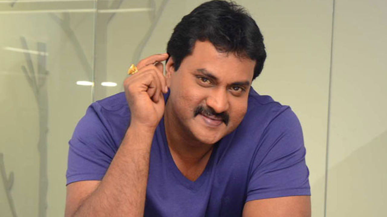 Sunil : నా ఫస్ట్ క్రష్ తనే.. ప్రపోజ్ చేయడానికి గ్రీటింగ్ కార్డ్ ఇచ్చా.. తొలి ప్రేమ గురించి చెప్పిన సునీల్..