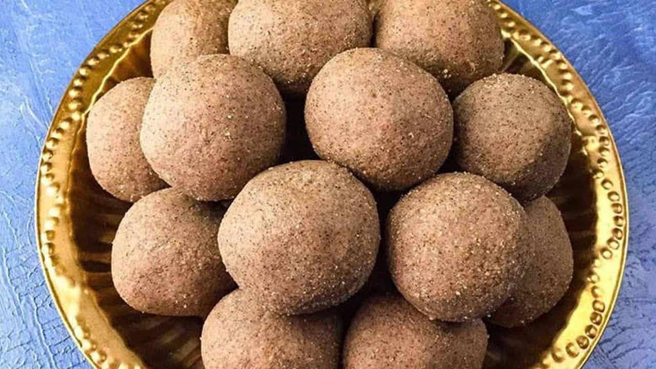 ఈ మధ్యకాలంలో చాలా మంది రక్తహీనత సమస్యతో బాధపడుతున్నారు. అయితే దాని నుంచి బయటపడాలని చాలా మంది డైట్ పాటించడం, రక్తం ఎక్కువగా ఉండే ఎరుపు రంగు ఆహారాలు తినడం చేస్తుంటారు. కానీ ఎరుపు రంగు పండ్లు కూరగాయలు మాత్రమే కాదు, ఈ ఒక్క లడ్డూ ప్రతి రోజూ తిన్నా చాలు రక్తహీనత దూరం అవుతుందని చెబుతున్నారు ఆరోగ్య నిపుణులు. కాగా, ఇప్పుడు మనం దాని గురించి తెలుసకుందాం.