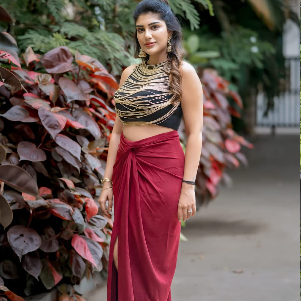 టాలీవుడ్ లో క్యారెక్టర్ ఆర్టిస్ట్ గా దూసుకుపోతున్న సురేఖ వాణి కూతురు సుప్రీత. ఈ చిన్నదాని గురించి ప్రత్యేకంగా చెప్పాల్సిన అవసరం లేదు.ఈ ముద్దుగుమ్మ సోషల్ మీడియాలో చాలా యాక్టివ్ గా ఉంటుంది. హీరోయిన్స్ కు మించి ఈ చిన్నదానికి నెట్టింట మంచి క్రేజ్ ఉంది. ఆ క్రేజ్ తోనే ఇప్పుడు సినిమాల్లోకి రానుంది. ఇప్పటికే రెండు సినిమాలు చేసింది. ఒక సినిమా విడుదలైంది. మరో సినిమా విడుదలకు సిద్ధంగా ఉంది.