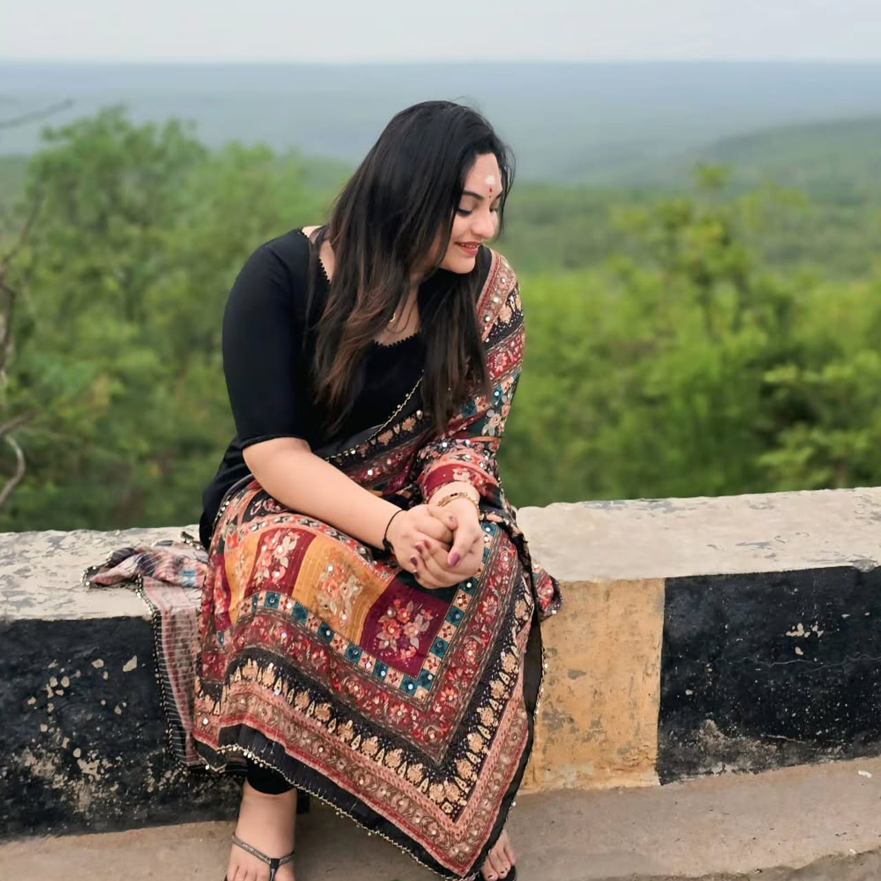 తెలుగు టెలివిజన్‌లో కామెడీకి ప్రత్యేక గుర్తింపు తెచ్చిన షోల్లో జబర్దస్త్ ఒకటి. ఈ కార్యక్రమం ద్వారా ఎంతో మంది కమెడియన్లు, నటులు వెలుగులోకి వచ్చారు. కొందరు సినిమాల్లో నటులుగా, మరికొందరు దర్శకులుగా తమకంటూ ప్రత్యేక గుర్తింపు తెచ్చుకున్నారు. ఇక జబర్దస్త్‌లో లేడీ గెటప్స్‌తో ప్రేక్షకులను నవ్వించిన పలువురు ఆర్టిస్టుల్లో తన్మయి కూడా ఒకరు. తన ప్రత్యేకమైన కామెడీ టైమింగ్‌తో ఆమె ప్రేక్షకులకు చేరువయ్యారు. జబర్దస్త్‌తో పాటు ఇతర టీవీ కార్యక్రమాలు, ఈవెంట్లలోనూ కనిపిస్తూ తనకంటూ గుర్తింపు తెచ్చుకున్న తన్మయి.. గతంలో ఓ ఇంటర్వ్యూలో తన వ్యక్తిగత జీవితం గురించి ఎన్నో ఆసక్తికర విషయాలను వెల్లడించారు.