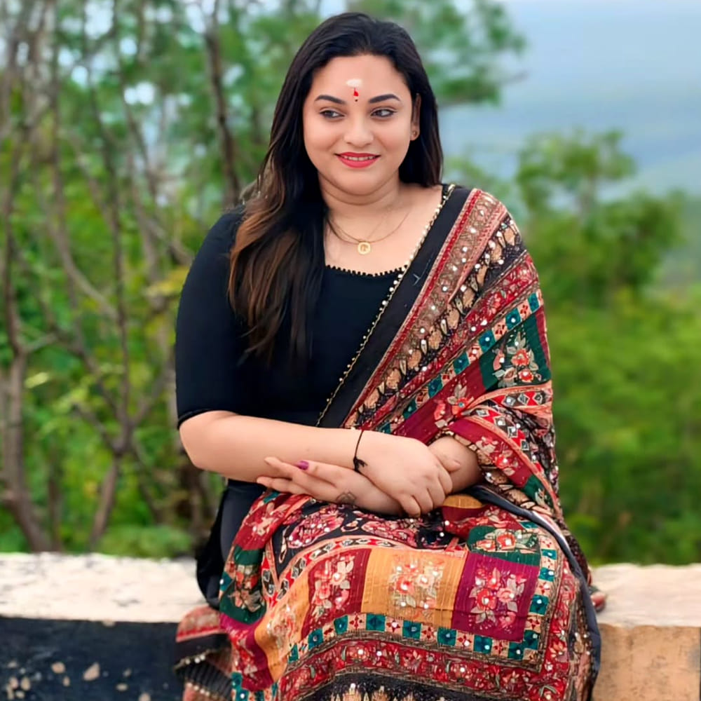 తెరపై నవ్వులు పంచే తన వెనుక ఎన్నో కన్నీళ్లు, కష్టాలు, ఒంటరి పోరాటం ఉంది. చిన్నతనం నుంచే తమ కుటుంబం తీవ్ర ఆర్థిక ఇబ్బందులను ఎదుర్కొందని తన్మయి వెల్లడించారు. చదువుపై ఆసక్తి ఉన్న తనకు డాక్టర్ కావాలనే కోరిక ఉండేదని తెలిపారు. బైపీసీ చదివి వైద్య రంగంలోకి వెళ్లాలని అనుకున్నప్పటికీ, కుటుంబ ఆర్థిక పరిస్థితులు అందుకు సహకరించలేదని చెప్పారు. చివరకు డిగ్రీ వరకు చదువును కొనసాగించగలిగానని వివరించారు. కుటుంబ పరిస్థితుల కారణంగా చిన్న వయసులోనే సంపాదనపై దృష్టి పెట్టాల్సి వచ్చిందని ఆమె తెలిపారు.