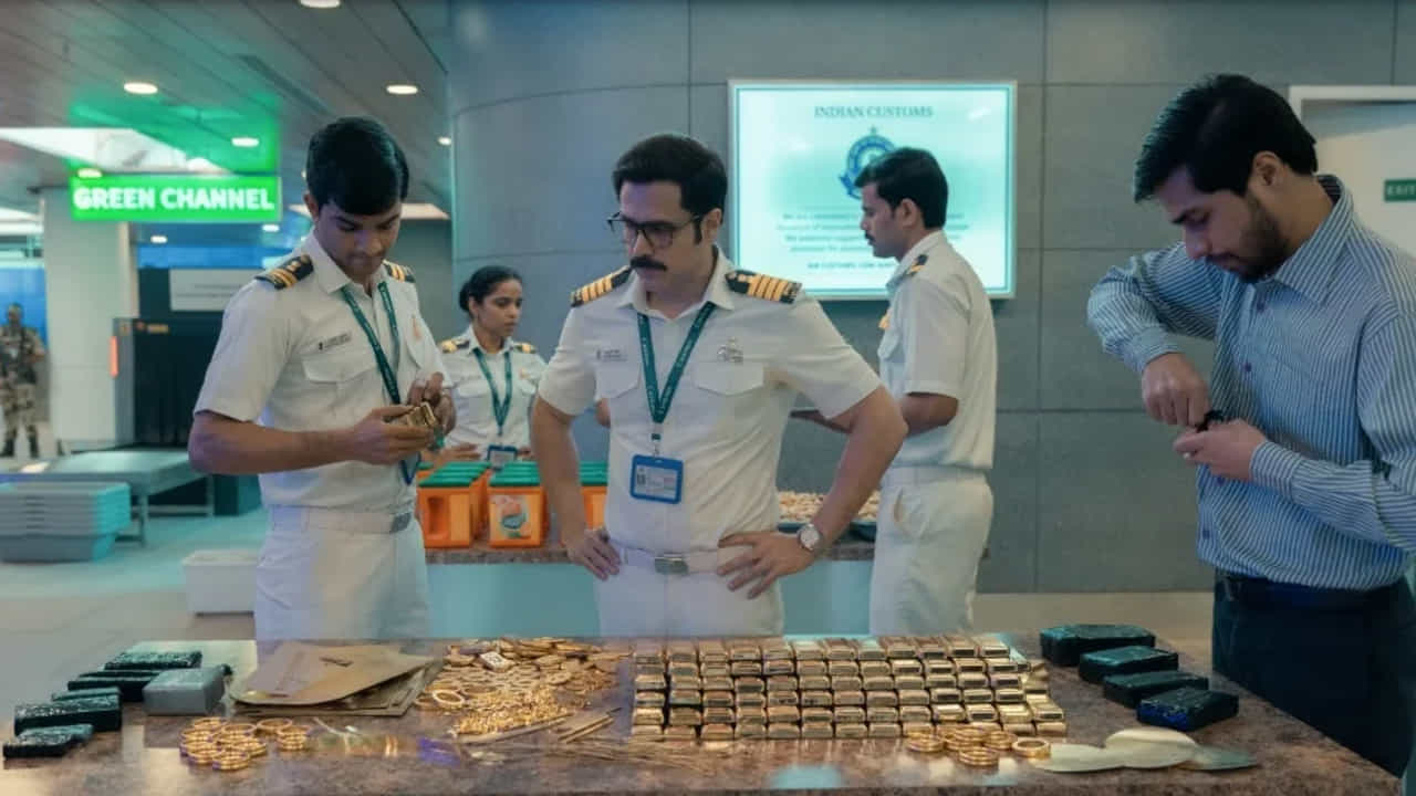 ప్రజలు ఈ సిరీస్ను చూడటానికి ఇష్టపడతారు, ఈ కారణాల వల్లే ఇది ఇప్పుడు 10వ స్థానంలో ట్రెండింగ్లో ఉంది, కానీ టాప్ 10 నుండి బయటకు వెళ్లలేకపోతోంది. ఈ సిరీస్కు IMDbలో 7.1 రేటింగ్ లభించింది. ఇప్పటివరకు నెట్ఫ్లిక్స్లో చాలా సిరీస్లు వచ్చాయి, కానీ ఏదీ 'టస్కరీ' ఆకర్షణను అందుకోలేకపోయింది. ఈ సిరీస్ కథ విషయానికి వస్తే, ఇది ముంబై విమానాశ్రయంలో జరిగే స్మగ్లింగ్ చుట్టూ తిరుగుతుంది. ఒక అంతర్జాతీయ స్మగ్లింగ్ ముఠాకు వ్యతిరేకంగా పోరాడే కస్టమ్స్ శాఖ సిబ్బంది బృందం చుట్టూ ఈ కథ తిరుగుతుంది.