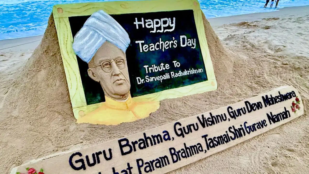 మీ జ్ఞాపకాలు అన్నింటిని ఒక వీడియోలాగా మార్చుకోండి. మీ విద్యార్థులు తమ పాఠశాల రోజుల నుండి మరపురాని ఘటనలు ఎన్నో ఉంటాయి. మీరు ఇలా చేయాలంటే ఒక స్కిట్, ఒక వీడియో, స్లైడ్లతో కూడిన ప్రజెంటేషన్ లా కూడా చేసి మీ గురువుకు పంపవచ్చు.