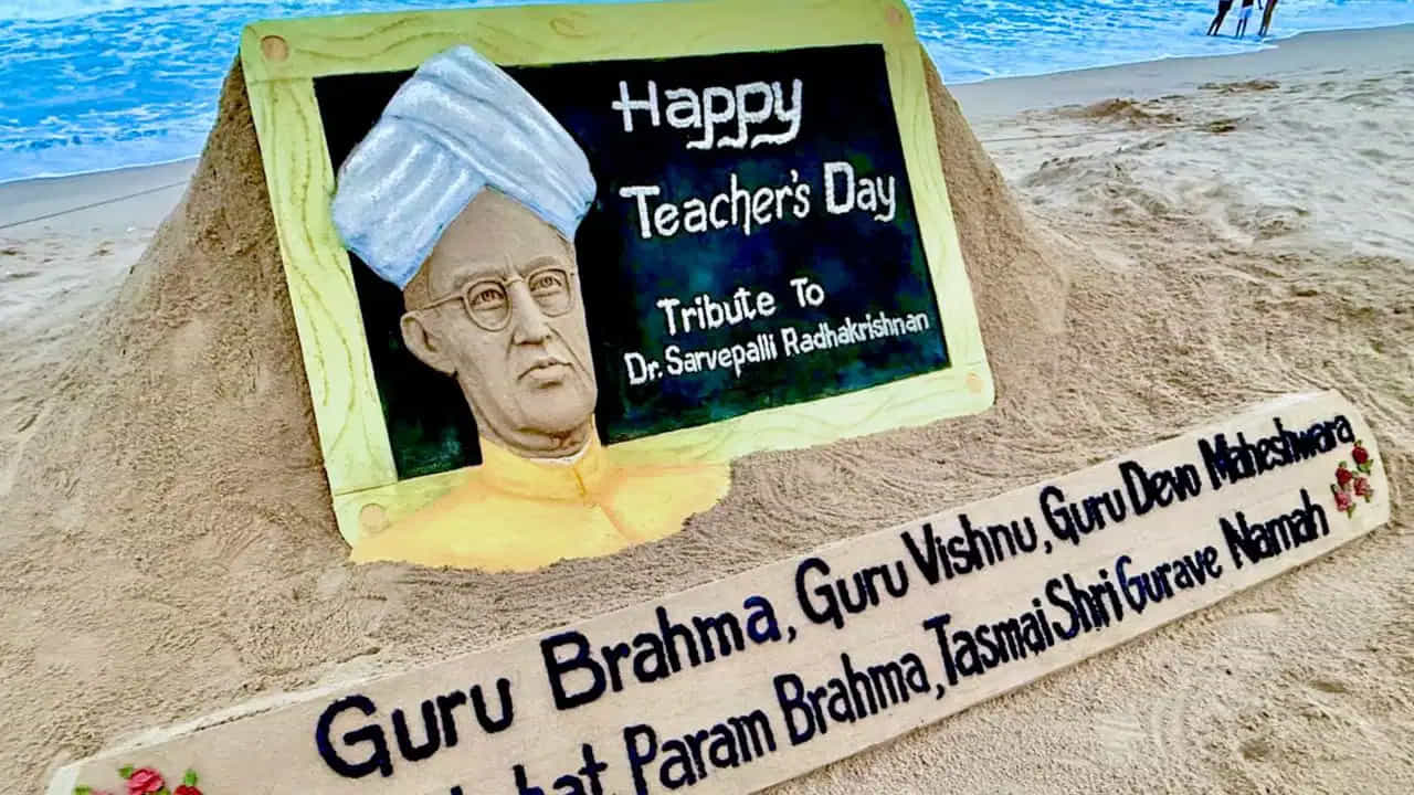 మీ జ్ఞాపకాలు అన్నింటిని ఒక వీడియోలాగా మార్చుకోండి. మీ విద్యార్థులు తమ పాఠశాల రోజుల నుండి మరపురాని ఘటనలు ఎన్నో ఉంటాయి. మీరు ఇలా చేయాలంటే ఒక స్కిట్, ఒక వీడియో, స్లైడ్లతో కూడిన ప్రజెంటేషన్ లా కూడా చేసి మీ గురువుకు పంపవచ్చు.
