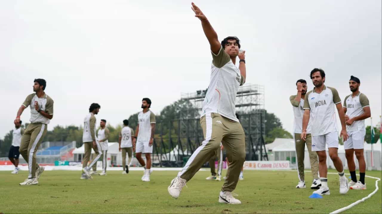 ఆసియా క్రీడలు (Asian Games) 2026లో పురుషుల క్రికెట్ నాకౌట్ దశకు వర్షం పెద్ద అడ్డంకిగా మారింది. క్వార్టర్ ఫైనల్ మ్యాచ్లు వర్షం కారణంగా రద్దైన పరిస్థితుల్లో మెరుగైన ఐసీసీ ర్యాంకింగ్ ఉన్న జట్లకు తదుపరి రౌండ్లో అవకాశం లభించింది. భారత జట్టు కూడా ఇదే నిబంధనతో సెమీఫైనల్ బెర్త్ దక్కించుకుంది. ఇప్పుడు సెమీఫైనల్, ఫైనల్ మ్యాచ్లపై వర్షం ప్రభావం ఎలా ఉంటుందనేది ఆసక్తికరంగా మారింది. భారత్ సెమీఫైనల్లో శ్రీలంకతో తలపడాల్సి ఉంది. అక్టోబర్ 1న జరిగే ఈ మ్యాచ్ రద్దైతే మెరుగైన ర్యాంకింగ్ కారణంగా భారత్ ఫైనల్కు చేరుతుంది. భారత్ ఐసీసీ టీ20 ర్యాంకింగ్స్లో అగ్రస్థానంలో ఉండటమే దీనికి కారణం. దీంతో మ్యాచ్ ఫలితం కంటే ర్యాంకింగ్ నిబంధన కీలకంగా మారనుంది.