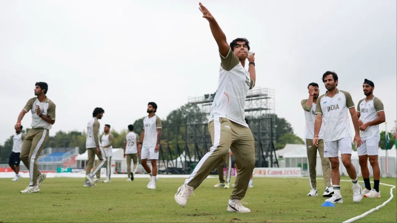 ఆసియా క్రీడలు (Asian Games) 2026లో పురుషుల క్రికెట్ నాకౌట్ దశకు వర్షం పెద్ద అడ్డంకిగా మారింది. క్వార్టర్ ఫైనల్ మ్యాచ్లు వర్షం కారణంగా రద్దైన పరిస్థితుల్లో మెరుగైన ఐసీసీ ర్యాంకింగ్ ఉన్న జట్లకు తదుపరి రౌండ్లో అవకాశం లభించింది. భారత జట్టు కూడా ఇదే నిబంధనతో సెమీఫైనల్ బెర్త్ దక్కించుకుంది. ఇప్పుడు సెమీఫైనల్, ఫైనల్ మ్యాచ్లపై వర్షం ప్రభావం ఎలా ఉంటుందనేది ఆసక్తికరంగా మారింది. భారత్ సెమీఫైనల్లో శ్రీలంకతో తలపడాల్సి ఉంది. అక్టోబర్ 1న జరిగే ఈ మ్యాచ్ రద్దైతే మెరుగైన ర్యాంకింగ్ కారణంగా భారత్ ఫైనల్కు చేరుతుంది. భారత్ ఐసీసీ టీ20 ర్యాంకింగ్స్లో అగ్రస్థానంలో ఉండటమే దీనికి కారణం. దీంతో మ్యాచ్ ఫలితం కంటే ర్యాంకింగ్ నిబంధన కీలకంగా మారనుంది.