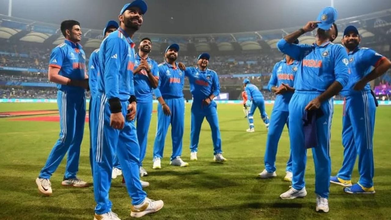 తొలి వన్డే తిరువనంతపురంలో, రెండో మ్యాచ్ గువాహటిలో, మూడో వన్డే న్యూ చండీగఢ్లో జరగనున్నాయి. ఇదే సమయంలో 2026 ఆసియా క్రీడల పురుషుల క్రికెట్ పోటీలు సెప్టెంబర్ 24 నుంచి అక్టోబర్ 3 వరకు జరగనున్నాయి. ఈ రెండు టోర్నీల తేదీలు కలవడంతో భారత వన్డే జట్టులో కొన్ని మార్పులు చోటుచేసుకునే అవకాశం ఉందని నివేదిక పేర్కొంది. దీంతో చాలాకాలంగా వన్డే జట్టుకు దూరంగా ఉన్న రిషభ్ పంత్, రుతురాజ్ గైక్వాడ్, మహ్మద్ సిరాజ్లకు తిరిగి అవకాశం లభించే అవకాశాన్ని పరిశీలిస్తున్నారు.