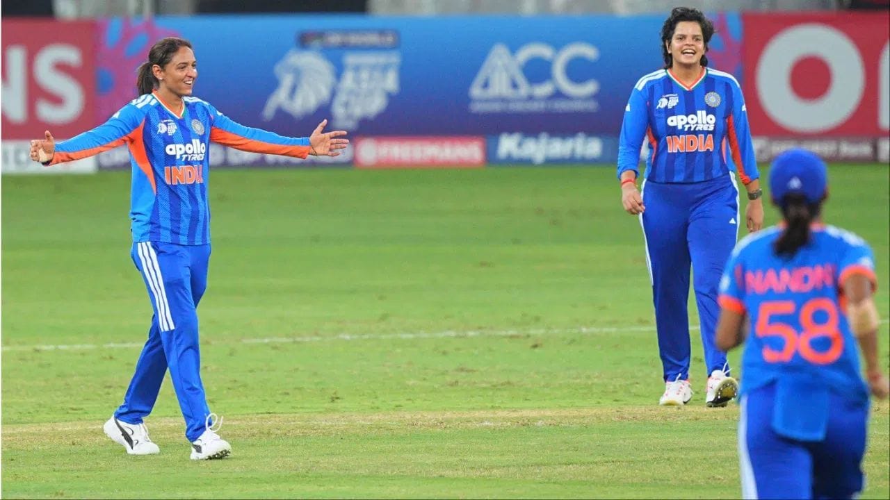 గత ఏడాది పహల్గామ్ ఉగ్రదాడి అనంతరం, భారత పురుషుల జట్టు మొదట మోసిన్ నఖ్వీకి ట్రోఫీని అందజేయకుండా ఆసియా కప్కు నిరసన తెలిపింది. ఇప్పుడు, భారత మహిళల క్రికెట్ జట్టు కూడా అదే చర్యను పునరావృతం చేసింది.