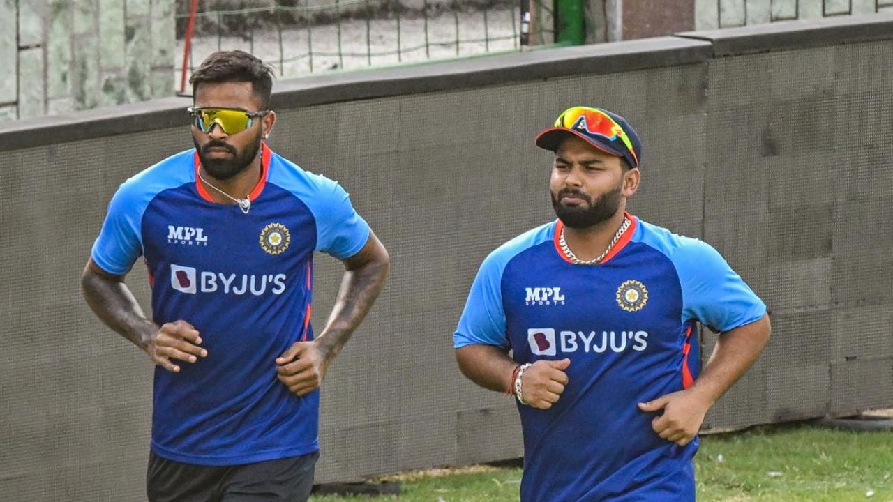 ఇక ఎంపిక ప్రక్రియలో ప్రధానంగా కనిపించిన ఐదు కీలక పరిణామాలు విశ్లేషకులను ఆకర్షిస్తున్నాయి. మొదటిది రోహిత్ ఎంపిక కాగా, రెండో అంశం స్టార్ ఆల్‌రౌండర్ హార్దిక్ పాండ్యా (Hardik Pandya), వికెట్ కీపర్ రిషబ్ పంత్ (Rishabh Pant) లకు చోటు దక్కకపోవడం. పాండ్యా ఇంకా పూర్తి స్థాయి ఫిట్‌నెస్ సాధించకపోవడంతో పక్కన పెట్టారు. పంత్‌ను పరిగణనలోకి తీసుకోకుండా ధ్రువ్ జురెల్ (Dhruv Jurel) కు వికెట్ కీపింగ్ బాధ్యతలు అప్పగించారు.