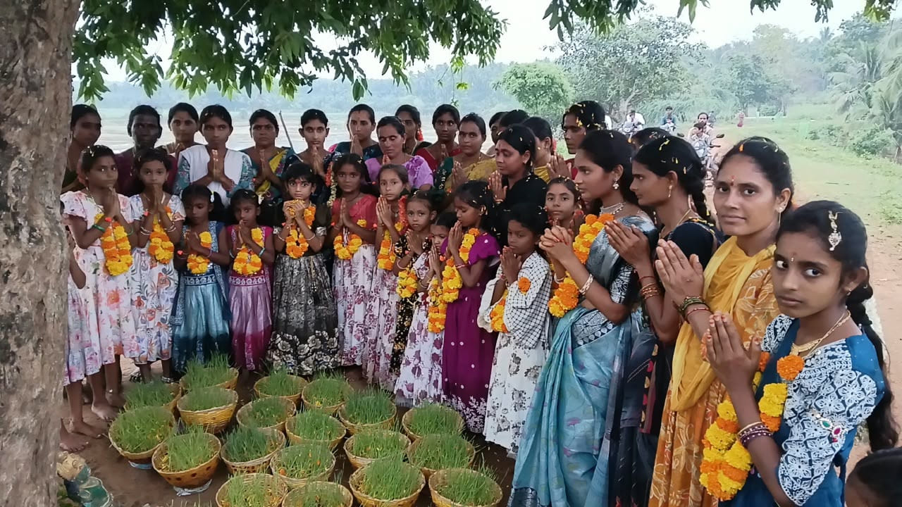 ప్రకృతి ఆరాధన, సకల ప్రాణికోటి సంక్షేమం, ఆడపడుచుల ఆత్మగౌరవానికి ప్రతీకగా నిలిచే బంజారా (లంబాడా) సమాజపు అతిపెద్ద గిరిజన వేడుక ‘తీజ్ పండుగ’ తెలుగు రాష్ట్రాలతో పాటు ఉత్తరభారత దేశమంతటా వైభవంగా కొనసాగుతోంది. శ్రావణ మాసంలో ఆరంభమయ్యే ఈ సంబురాలు బంజారాల విశిష్ట సంప్రదాయాలకు, వారి జీవనశైలికి నిదర్శనం. ముఖ్యంగా కన్నెపిల్లల ఆత్మస్థైర్యాన్ని పెంపొందించే శాస్త్రీయ వ్యవసాయ పండుగగా ప్రసిద్ధి చెందిన తీజ్ మహోత్సవాన్ని ‘జాతీయ పండుగ’గా గుర్తించాలనే డిమాండ్ గిరిజన సంఘాల నుంచి బలంగా వినిపిస్తోంది.