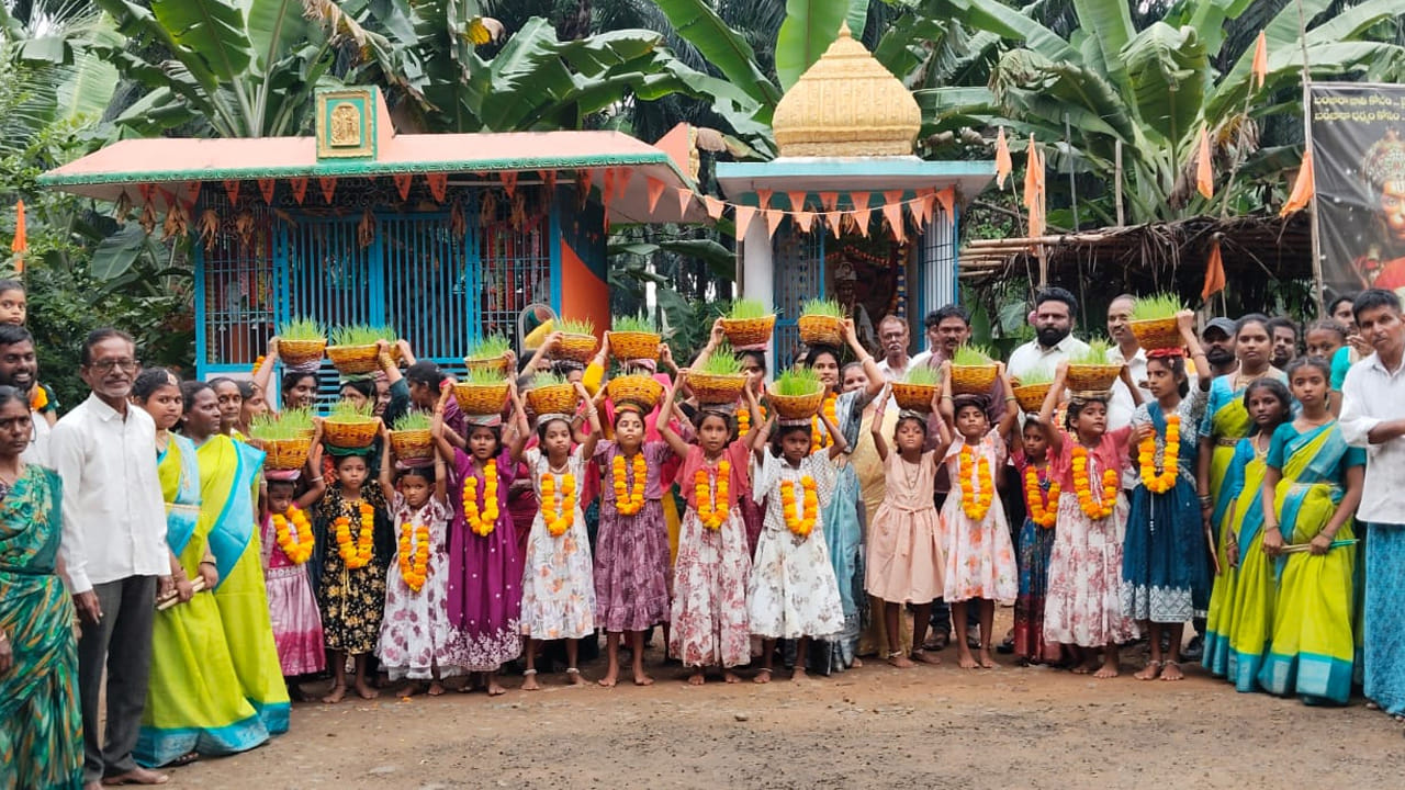 పశ్చిమ గోదావరి జిల్లా టి.నరసాపురం మండల పరిధిలోని కృష్ణాపురం గ్రామంలో బంజారా భజరంగీ భేరీ సంఘం ఆధ్వర్యంలో నిర్వహించిన తొమ్మిది రోజుల తీజ్ దీక్షోత్సవాలు సోమవారం నాడు అత్యంత ఘనంగా ముగిశాయి. కఠిన నిష్టతో దీక్షను విజయవంతంగా పూర్తి చేసిన 25 మంది బంజారా కన్యలకు సంఘం ప్రతినిధులు నూతన వస్త్రాలను బహుకరించి సత్కరించారు.