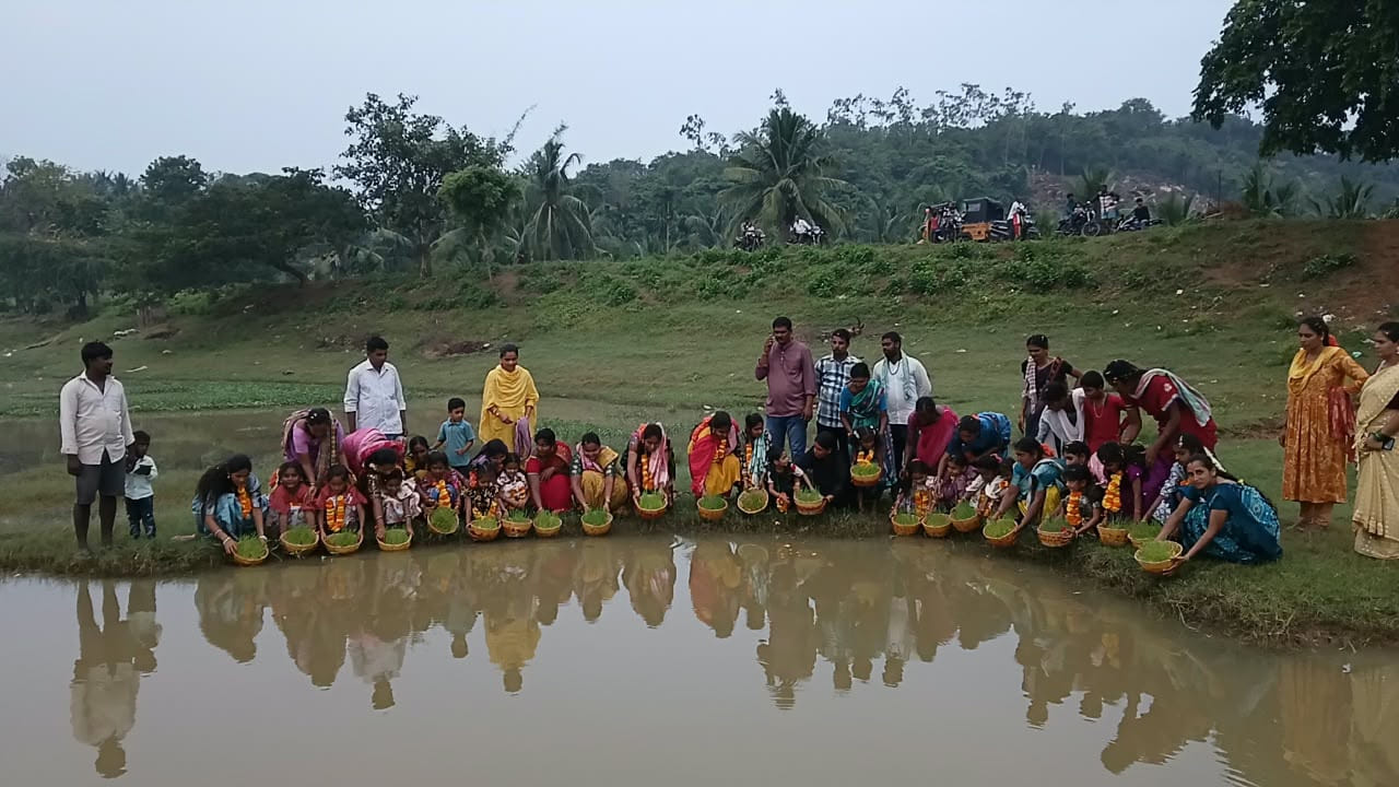 అనంతరం సాంప్రదాయ వస్త్రధారణ, అద్దాల లంగా-ఓణీలు, వెండి ఆభరణాలతో ముస్తాబైన గిరిజన యువతులు మంగళ వాయిద్యాలు, జానపద నృత్యాల నడుమ తలపై గోధుమ మొలకల బుట్టలను ఎత్తుకుని తీజ్ ఊరేగింపు నిర్వహించారు. ఈ సందర్భంగా బంజారా భజరంగీ భేరీ సంఘం జిల్లా నాయకుడు భూక్యా నాగరాజు మాట్లాడుతూ.. ప్రకృతితో ముడిపడి ఉన్న ఈ శాస్త్రీయ గిరిజన పండుగ ప్రాధాన్యతను గుర్తించి కేంద్ర, రాష్ట్ర ప్రభుత్వాలు తీజ్ ను అధికారిక జాతీయ పండుగగా ప్రకటించాలని విజ్ఞప్తి చేశారు.