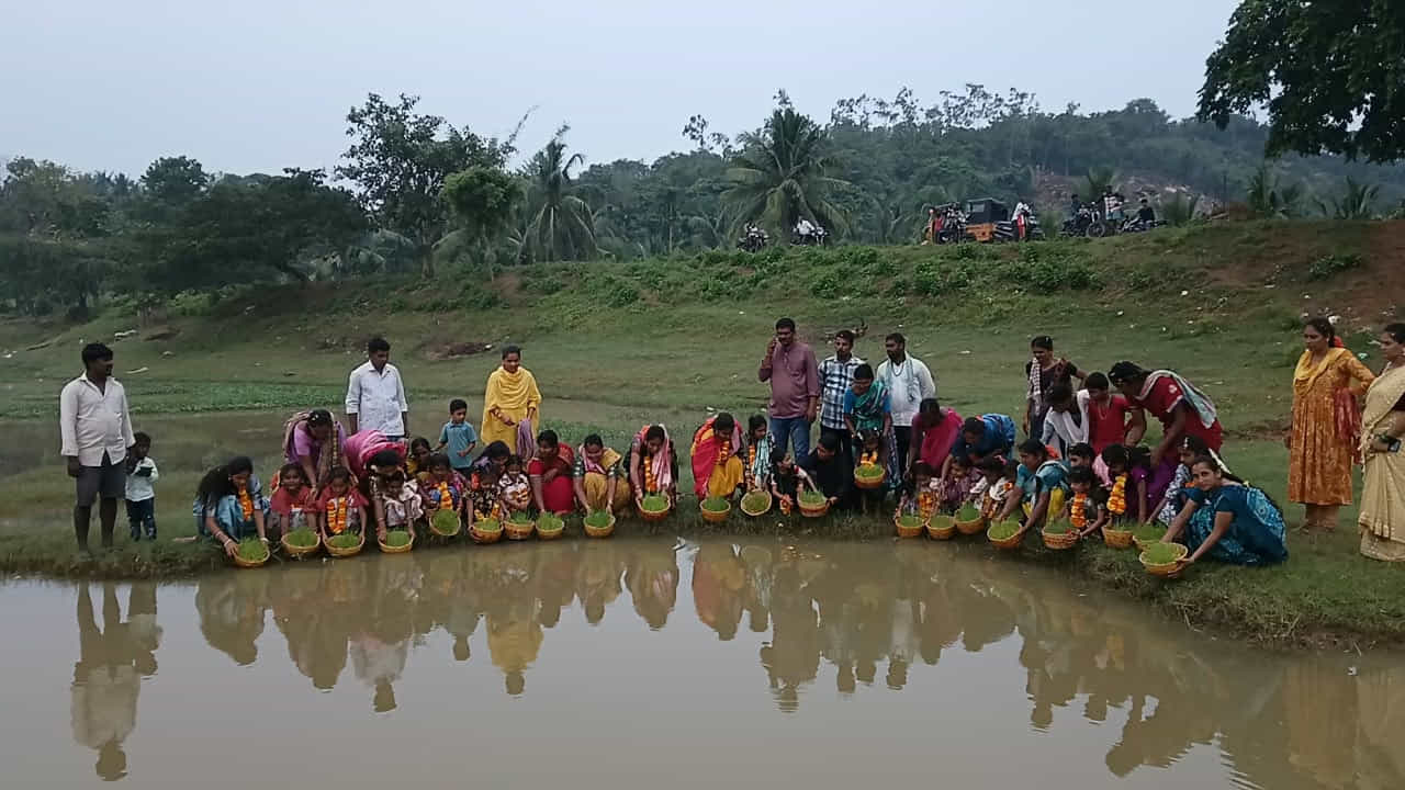 అనంతరం సాంప్రదాయ వస్త్రధారణ, అద్దాల లంగా-ఓణీలు, వెండి ఆభరణాలతో ముస్తాబైన గిరిజన యువతులు మంగళ వాయిద్యాలు, జానపద నృత్యాల నడుమ తలపై గోధుమ మొలకల బుట్టలను ఎత్తుకుని తీజ్ ఊరేగింపు నిర్వహించారు. ఈ సందర్భంగా బంజారా భజరంగీ భేరీ సంఘం జిల్లా నాయకుడు భూక్యా నాగరాజు మాట్లాడుతూ.. ప్రకృతితో ముడిపడి ఉన్న ఈ శాస్త్రీయ గిరిజన పండుగ ప్రాధాన్యతను గుర్తించి కేంద్ర, రాష్ట్ర ప్రభుత్వాలు తీజ్ ను అధికారిక జాతీయ పండుగగా ప్రకటించాలని విజ్ఞప్తి చేశారు.