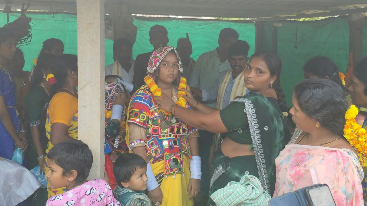 ఈ మొలకల ఎదుగుదల, పచ్చదనాన్ని పరిశీలించి ఆ ఏడాది వ్యవసాయ దిగుబడులు ఎలా ఉంటాయో పెద్దలు అంచనా వేస్తారు. అనంతరం సమీపంలోని జలాశయాలు లేదా వాగుల వద్దకు చేరుకుని పూజల అనంతరం బుట్టలను నిమజ్జనం చేస్తారు. ఆ గోధుమ మొలకలను 'తీజ్ ప్రసాదం'గా తమ అన్నదమ్ములు, పెద్దల తలపాగాలలో లేదా జేబులలో ఉంచి ఆడబిడ్డలు ఆశీర్వాదం తీసుకుంటారు. ఈ వేడుకలో అన్నదమ్ములు తమ తోబుట్టువులకు కానుకలు సమర్పించి ప్రేమానురాగాలను చాటుకుంటారు