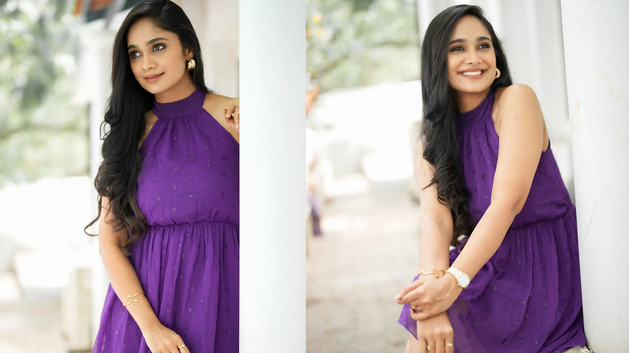 ఈ క్రమంలోనే తేజస్విని ఇటీవల పర్పుల్ కలర్ మోడర్న్ గౌనులో చేసిన ఫొటోషూట్ నెటిజన్లను ఎంతగానో ఆకట్టుకుంటోంది. సంప్రదాయ చీరకట్టులో ఎంతో పద్ధతిగా కనిపించే ఈ చిన్నది, ఈ రకమైన వెస్టర్న్ అవుట్ఫిట్లో చాలా క్యూట్గా, గ్లామరస్గా దర్శనమిచ్చింది. లూజ్ హెయిర్, సింపుల్ మేకప్, ఆకట్టుకునే నవ్వుతో ఇచ్చిన భంగిమలు సోషల్ మీడియాలో తెగ వైరల్ అవుతున్నాయి.