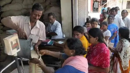 రేషన్‌ కార్డు ఉన్నవాళ్లకు బిగ్ అలర్ట్.. సాయంత్రంలోపు ఈ పని..