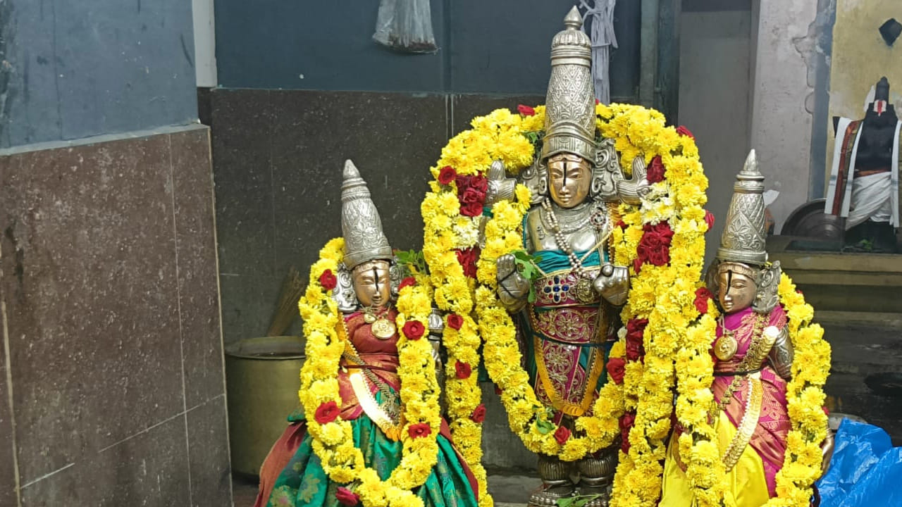 గురువు సంకల్పం.. నరసాపురంలో శ్రీవైష్ణవ వైభవం.. ఈ పురాతన క్షేత్ర నిర్మాణ ప్రస్థానం 1786లో మొదలైంది. అప్పట్లో మద్రాసు లోని సెయింట్ జార్జ్ ఫోర్ట్లో బ్రిటిష్ ప్రభుత్వ ప్రధాన ద్విభాషిగా పనిచేస్తున్న ప్రసన్నాగ్రేశర శ్రీమాన్ పుప్పాల రమణప్ప నాయుడు సమాజంలో విశేష ప్రాబల్యం కలిగిన వ్యక్తి. శ్రీవైష్ణవ సంప్రదాయం పట్ల అపారమైన అనురక్తి కలిగిన ఆయన, ఉభయ వేదాంత పండితులైన శ్రీమాన్ ఈయుణ్ణి రామానుజాచార్యుల వద్ద ముముక్షుపడి, ద్రావిడ దివ్యప్రబంధాలను అధ్యయనం చేశారు.
