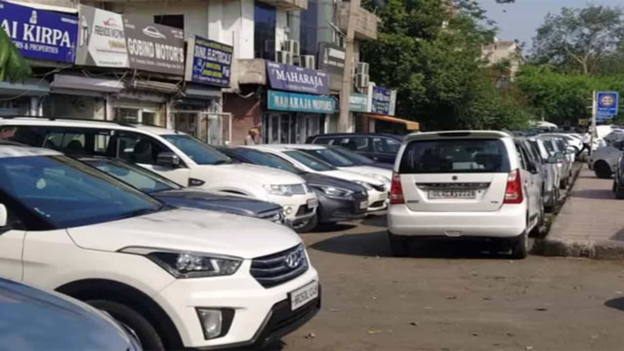 సస్పెన్షన్ సిస్టమ్: మీ ప్రయాణం సాఫీగా సాగాలి అంటే సస్పెన్షన్ చాలా ముఖ్యం. ఇది బాగుంటేనే ప్రయాణం సాఫీగా సాగుతుంది. మీరు కారు కొనే ముందు షాక్ అబ్జార్బర్లు సరిగ్గా ఉన్నాయా? అరిగిపోయాయా అనేది చెక్ చేసుకోండి. అవి డ్యామేజ్ అయినా టైర్లపై అదనపు ఒత్తిడి పడి త్వరగా పాడవుతాయి. లిఫ్ట్పై ఎత్తినప్పుడు బుషింగ్లు, స్ప్రింగ్ల పరిస్థితి స్పష్టంగా తెలుస్తుంది. కాబట్టి కారు కొనే ముందు దాన్ని కచ్చితంగా లిఫ్ట్ చేసి చూడండి.