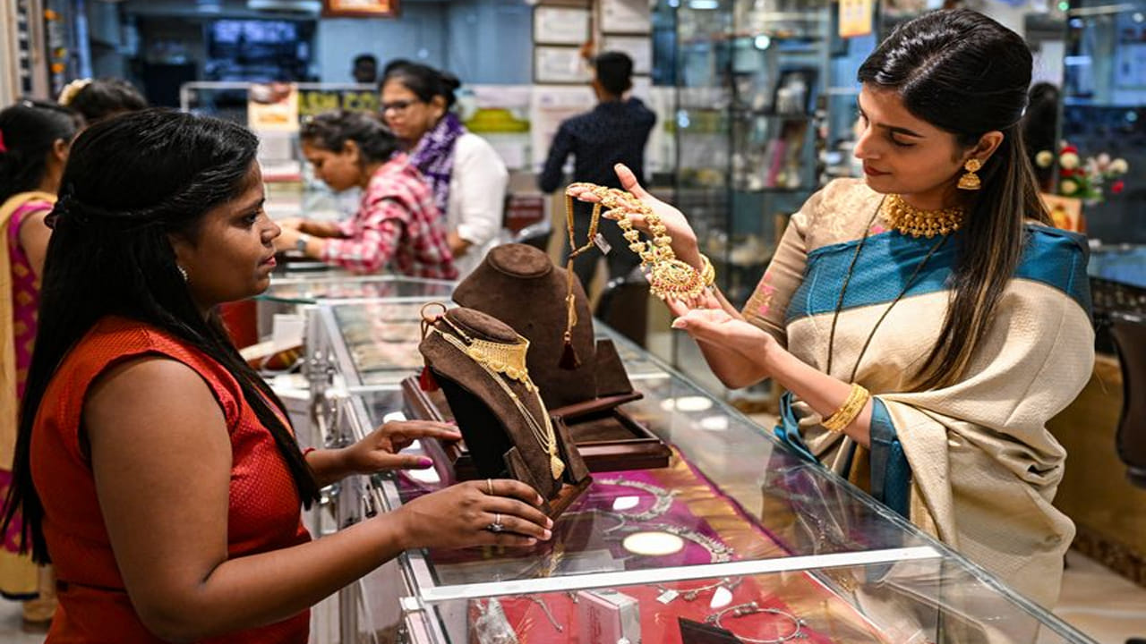 Gold Price Today: వారం రోజుల్లో భారీగా తగ్గిన బంగారం.. తాజాగా తులం ధర ఎంతంటే..!