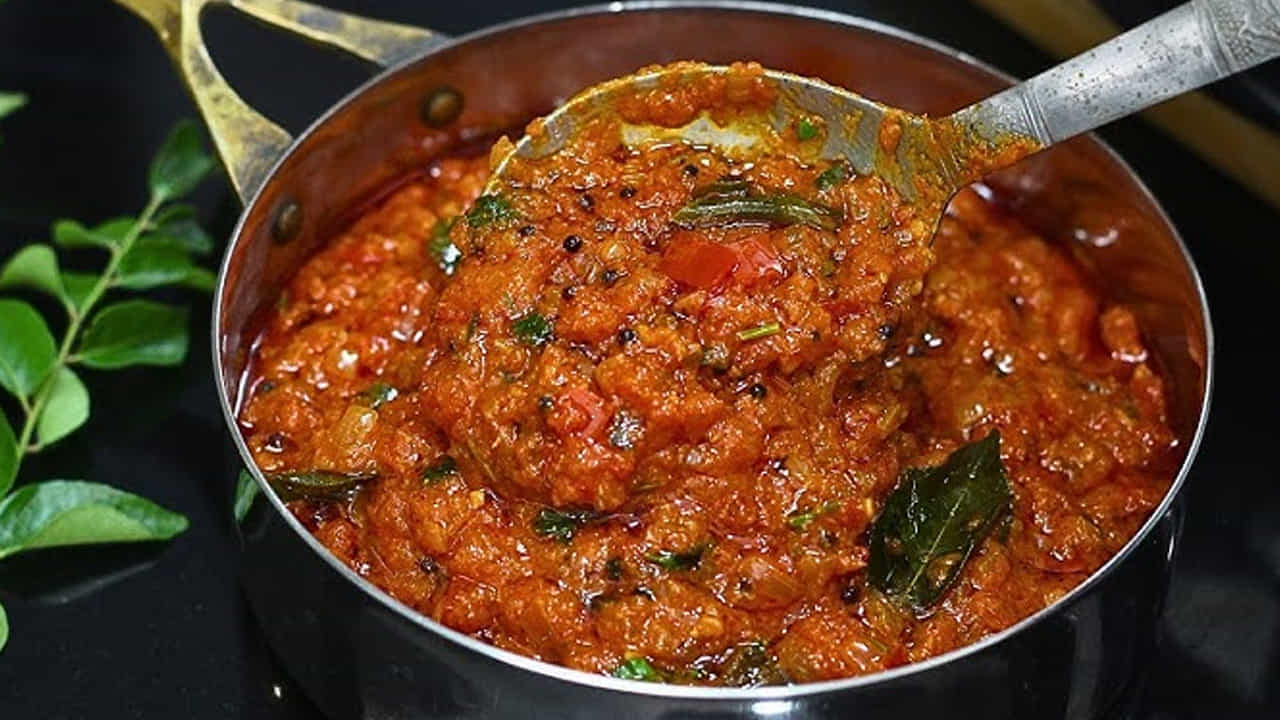 తర్వాత టమాటాలు కాస్త ఉడికిన తర్వాత అందులో రుచికి సరిపడ, ఉప్పు, కారం యాడ్ చేయాలి. తర్వాత మెంతి పొడి, మసాలా పొడి, ధనియాల పొడి కూడా చేర్చాలి. ఇలా చేర్చడం వలన కర్రీ మంచిగా రుచికరంగా ఉంటుంది. తిన్నా కొద్ది తినాలి అనిపిస్తుంది. మసాలాలు యాడ్ చేసిన తర్వాత, ఇప్పుడు మళ్లీ మూతపెట్టి ఐదు నుండి ఆరు నిమిషాల పాటు కర్రీని మీడియం ఫ్లేమ్‌లో ఉడికించాలి. 