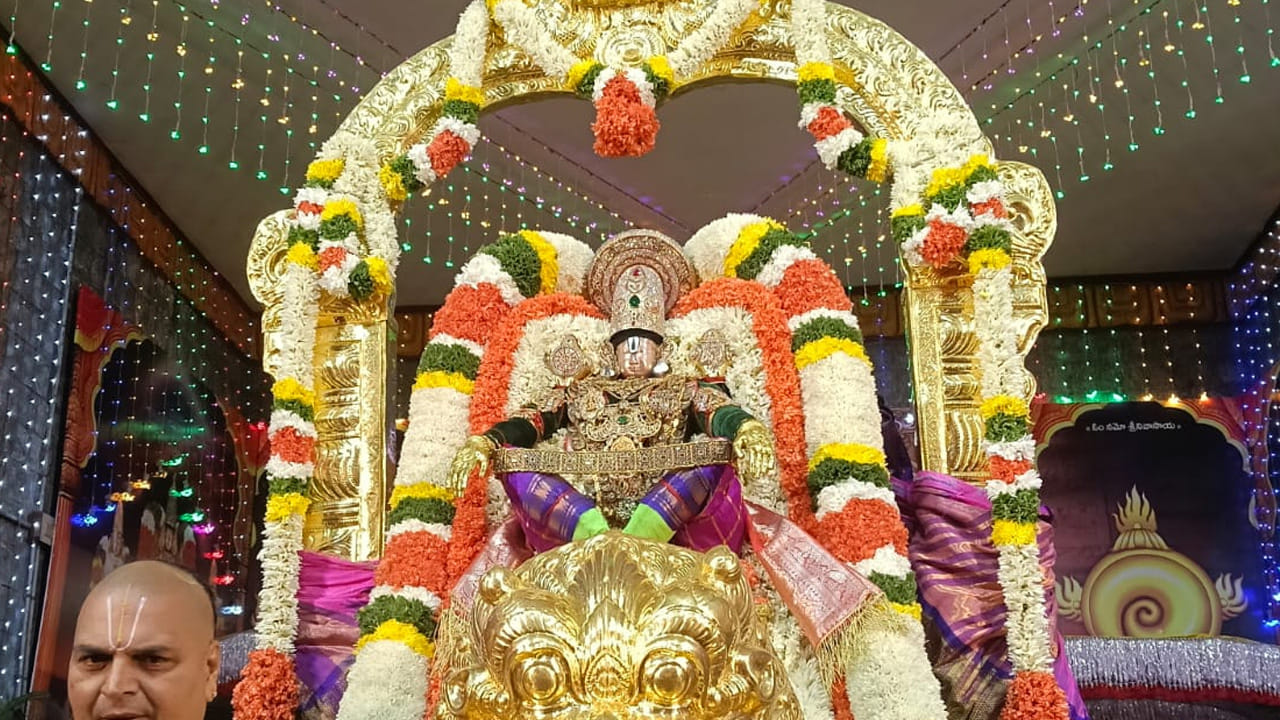 వాహనం ముందు గజరాజులు ఠీవిగా నడుస్తుండగా, భక్త బృందాల భజనలు, కోలాటాలు, జీయ్యంగార్ల ఘోష, మంగళవాయిద్యాల నడుమ సింహ వాహనసేవ అత్యంత భక్తిశ్రద్ధలతో, వైభవంగా సాగింది. దుష్టశిక్షణ, శిష్టరక్షణకు ప్రతీకగా శ్రీ మలయప్పస్వామివారు సింహ వాహనాన్ని అధిరోహిస్తారు