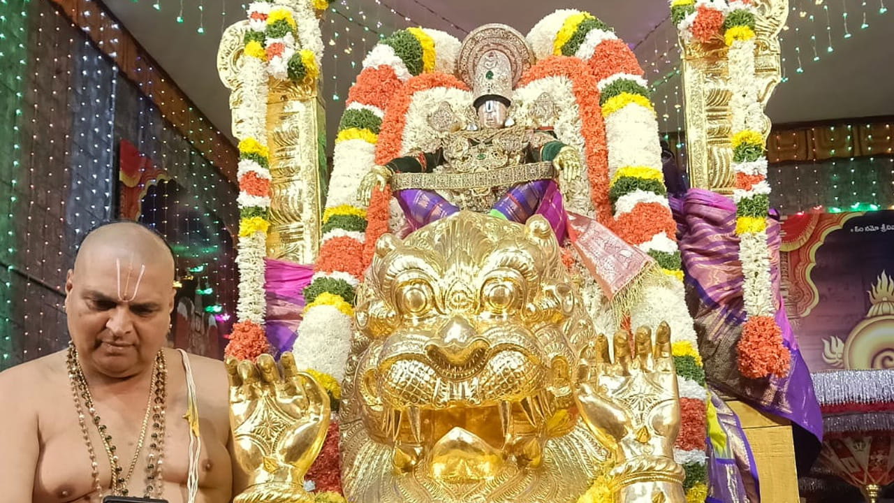 సింహం పరాక్రమం, ధైర్యం, తేజస్సు, ఆధిపత్యం, మహాశక్తికి ప్రతీకగా భావించబడుతుంది. సింహరూప దర్శనం మనలో ధైర్యాన్ని, ఆత్మవిశ్వాసాన్ని, పట్టుదలను, విజయస్ఫూర్తిని మేల్కొలుపుతుందని ఆధ్యాత్మిక విశ్వాసం. సోమరితనాన్ని వీడి కర్తవ్యనిష్ఠతో ముందుకు సాగేందుకు సింహ వాహనసేవ స్ఫూర్తినిస్తుంది.